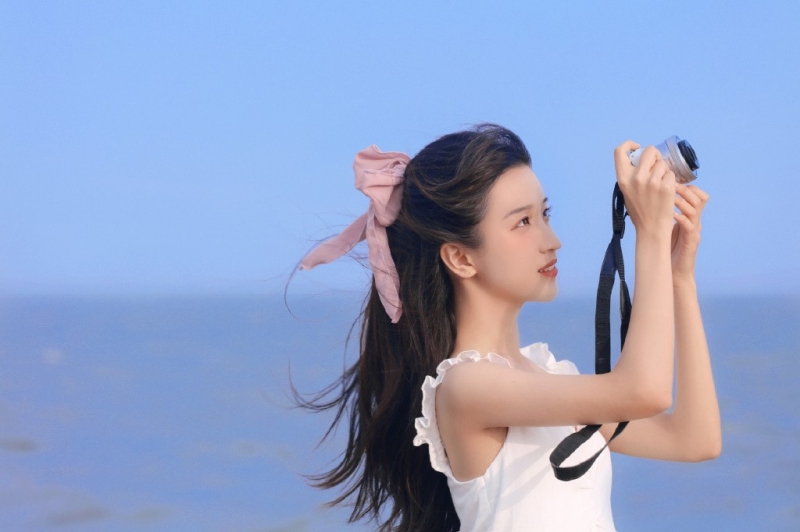 海边美女吊带白裙长发飘飘写真  第5张