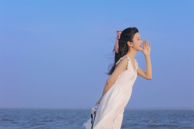 海边美女吊带白裙长发飘飘写真  第6张