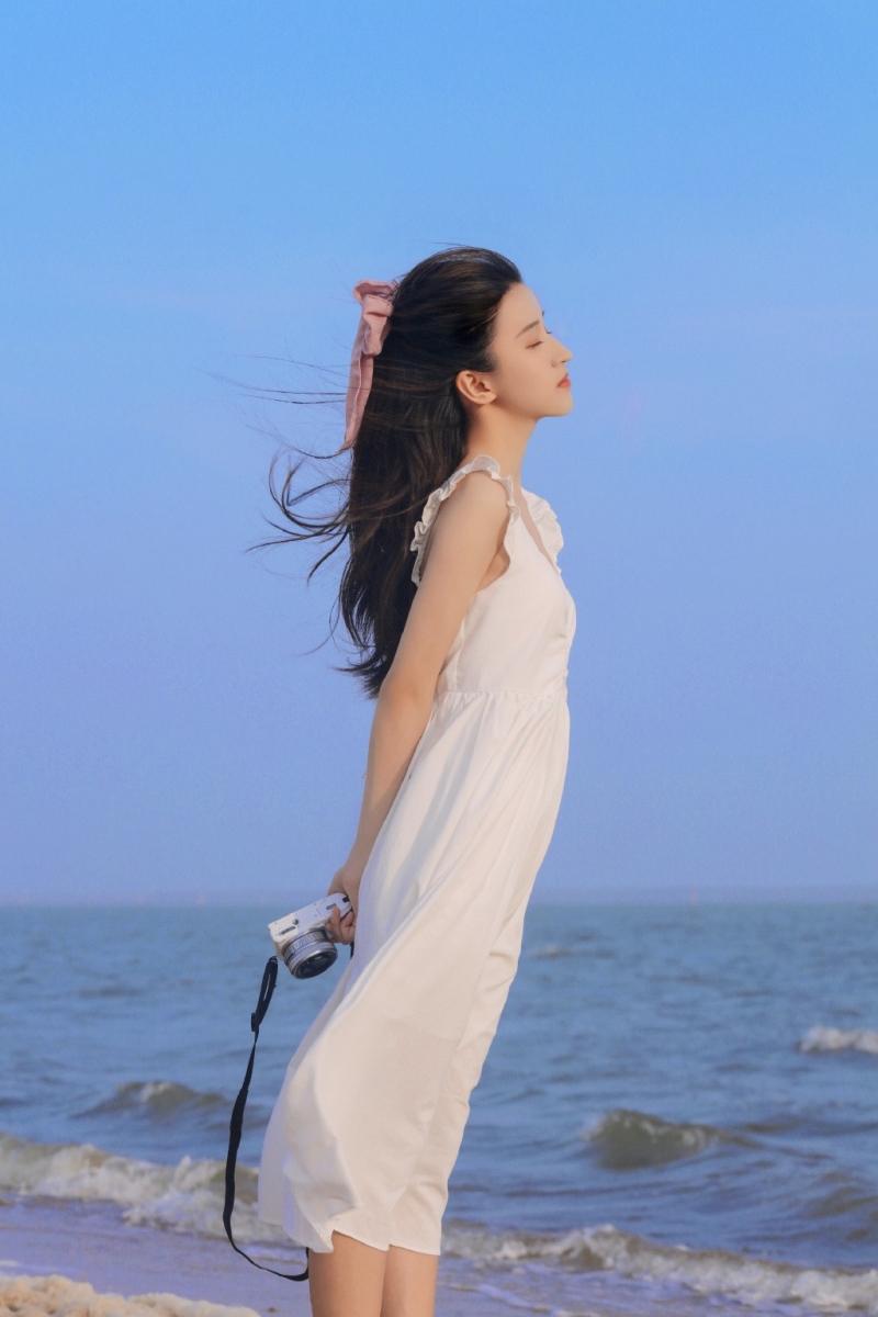 海边美女吊带白裙长发飘飘写真  第7张