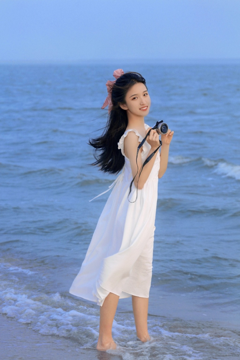 海边美女吊带白裙长发飘飘写真  第9张