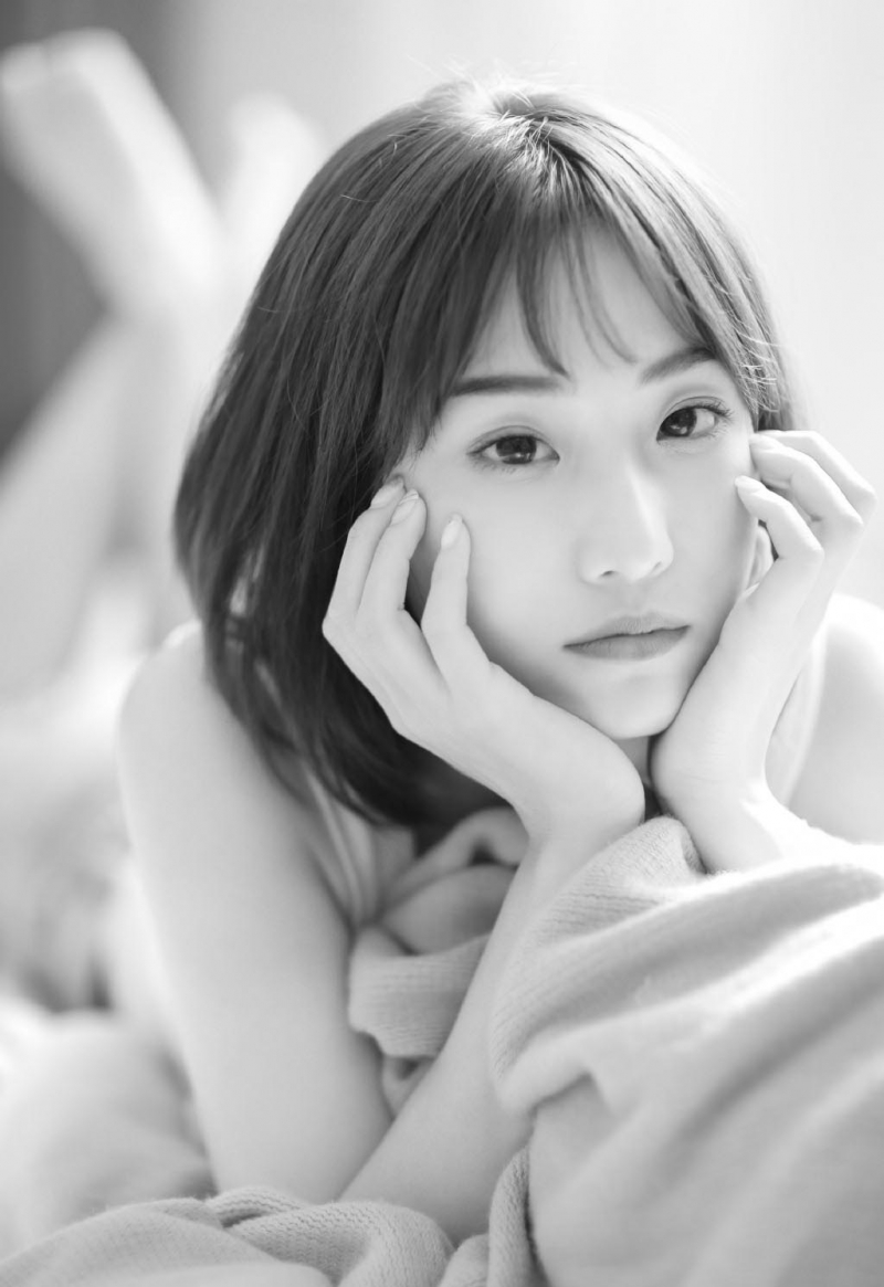 短发美女吊带香肩室内个人写真  第1张