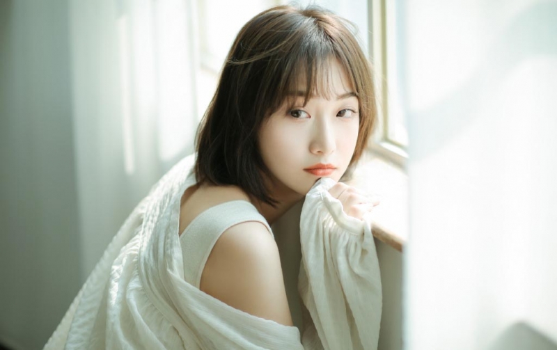 短发美女吊带香肩室内个人写真  第3张