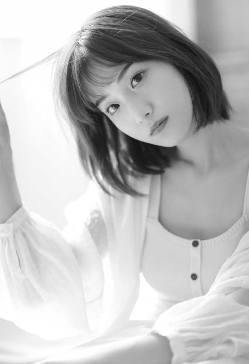 短发美女吊带香肩室内个人写真  第8张