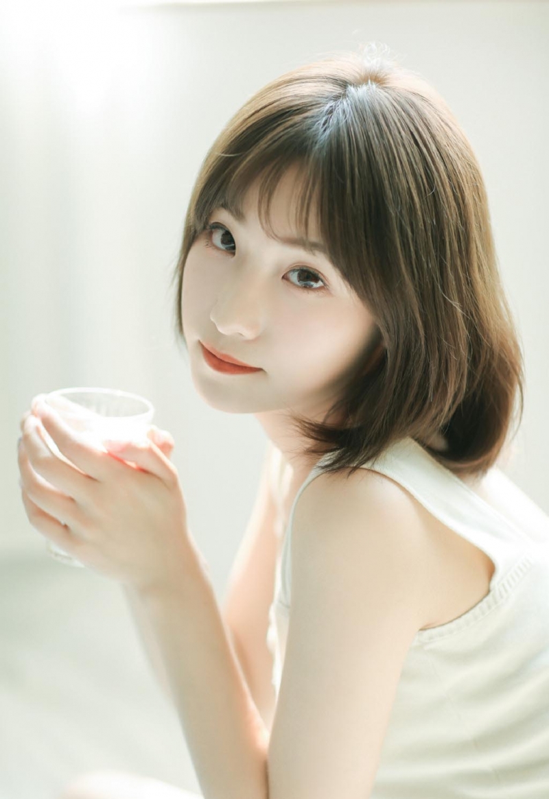 短发美女吊带香肩室内个人写真  第9张