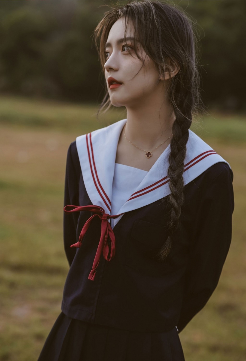 麻花辫美女学生妹日系制服写真  第1张
