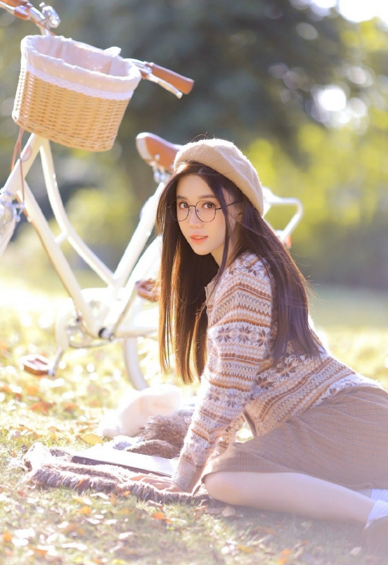黑长直发美女美丽大方户外写真  第5张