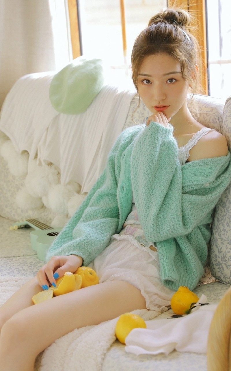 丸子头小姐姐白丝美腿居家写真  第1张