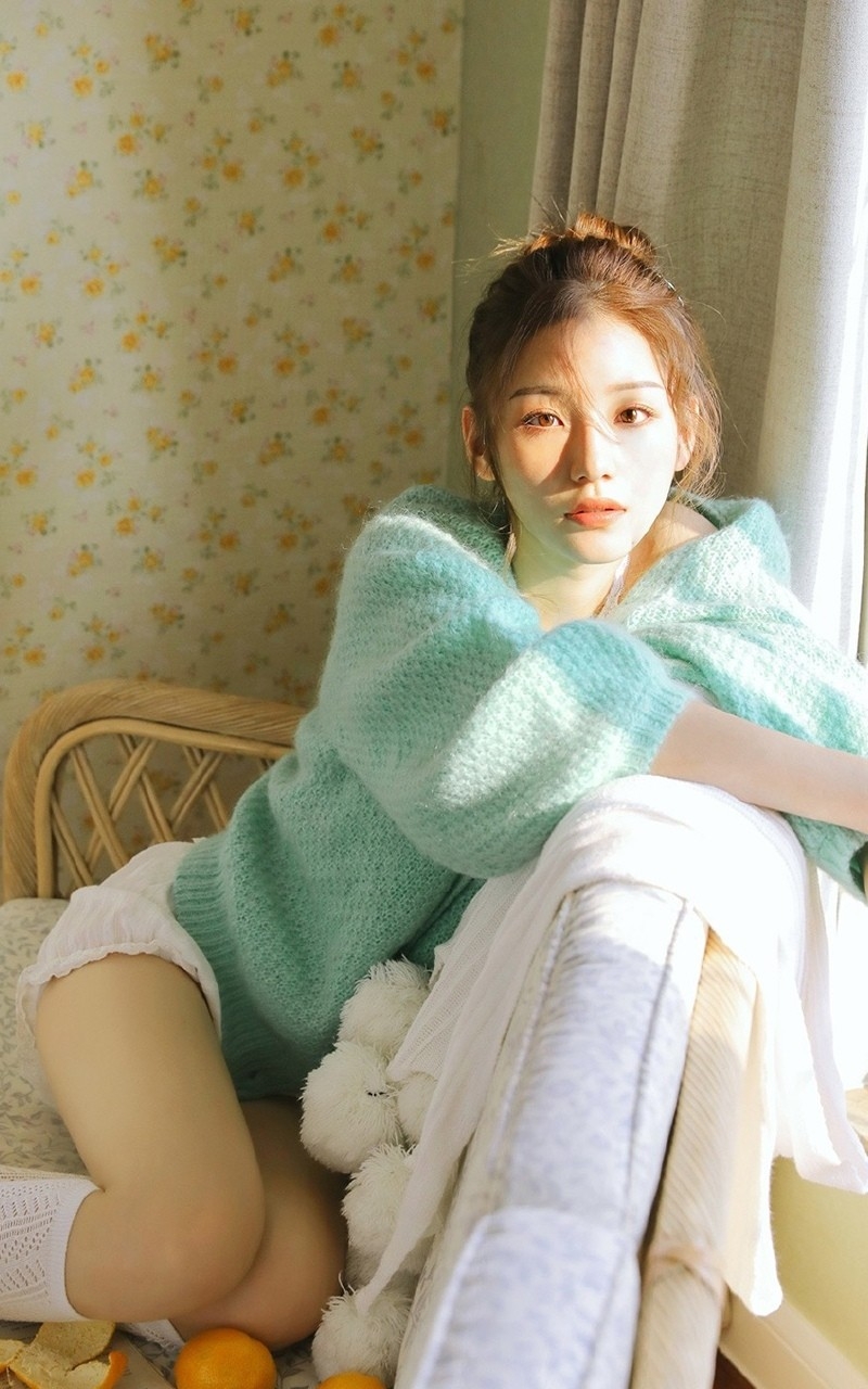 丸子头小姐姐白丝美腿居家写真  第2张