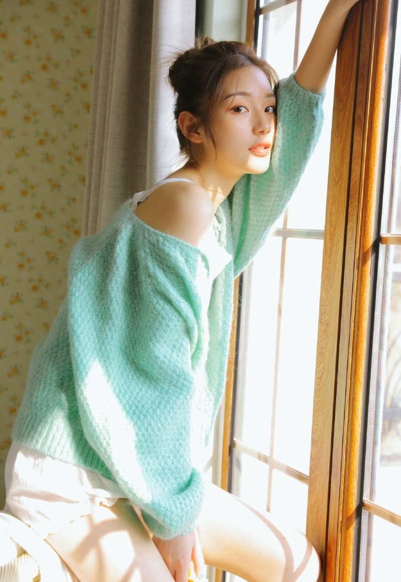 丸子头小姐姐白丝美腿居家写真  第3张