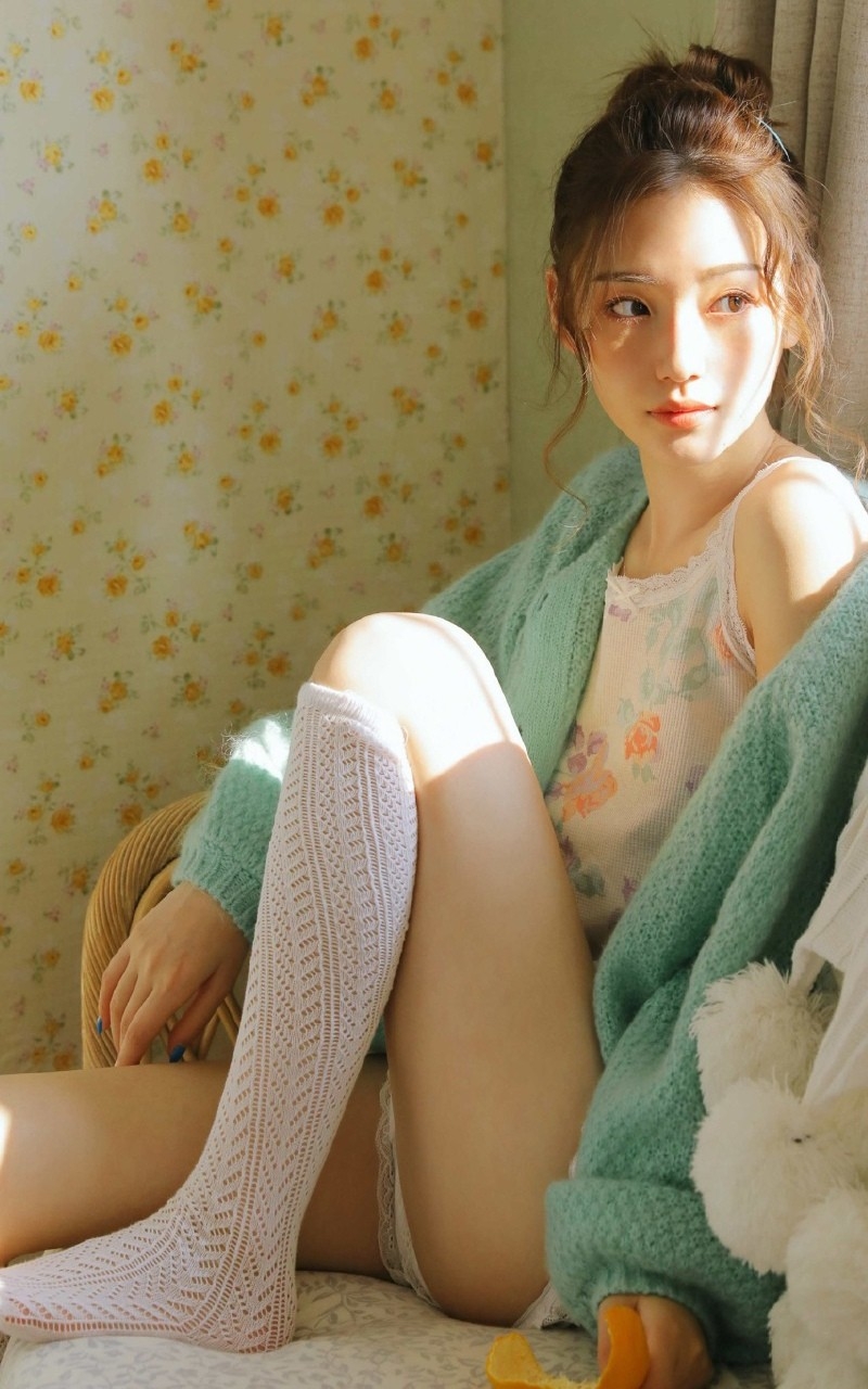 丸子头小姐姐白丝美腿居家写真  第4张