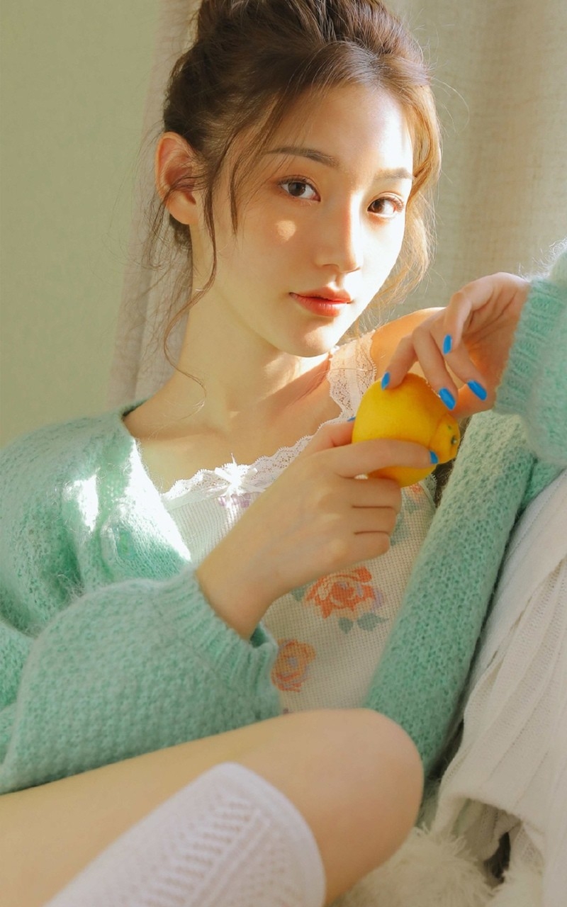 丸子头小姐姐白丝美腿居家写真  第5张