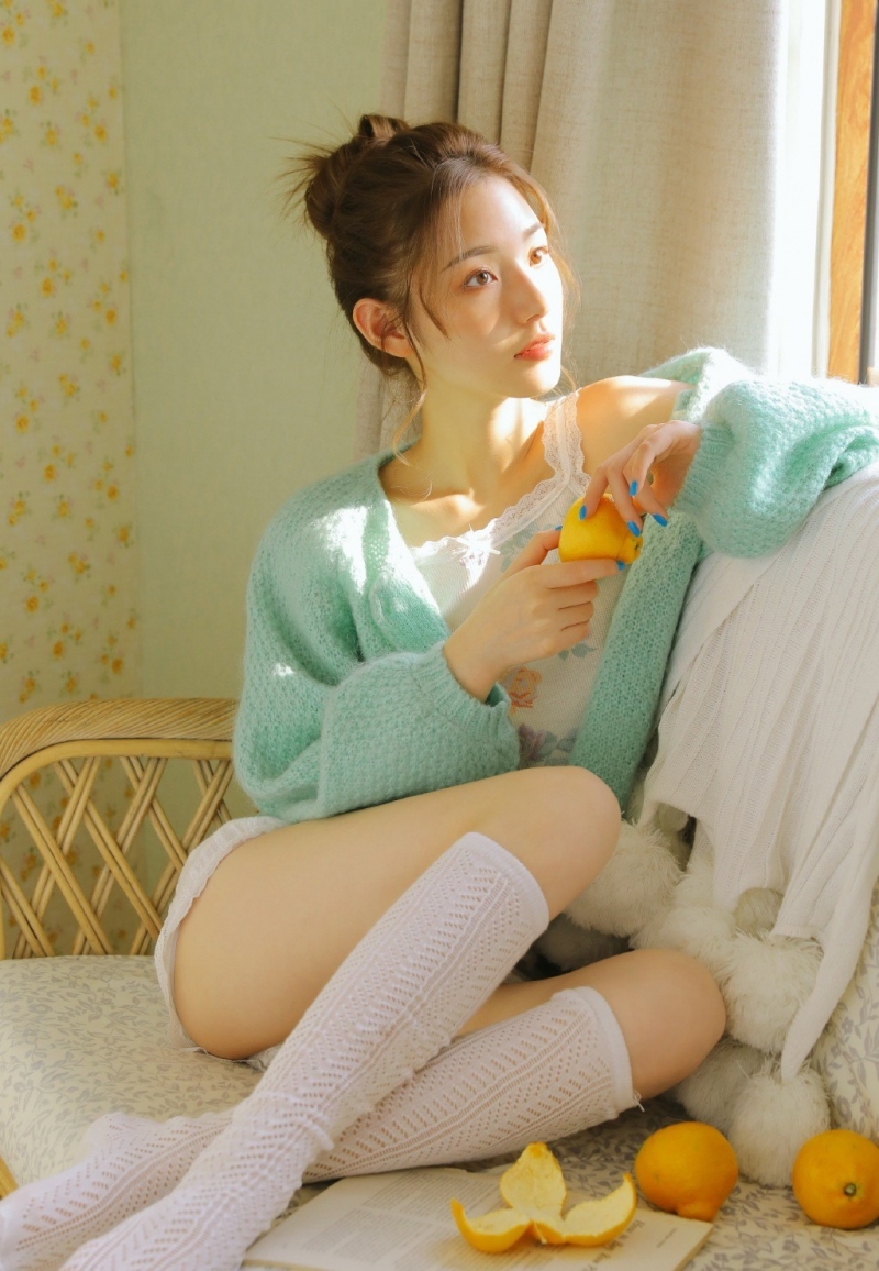 丸子头小姐姐白丝美腿居家写真  第8张