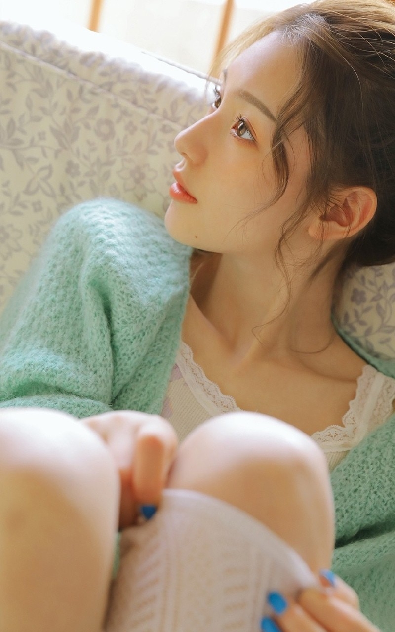 丸子头小姐姐白丝美腿居家写真  第10张