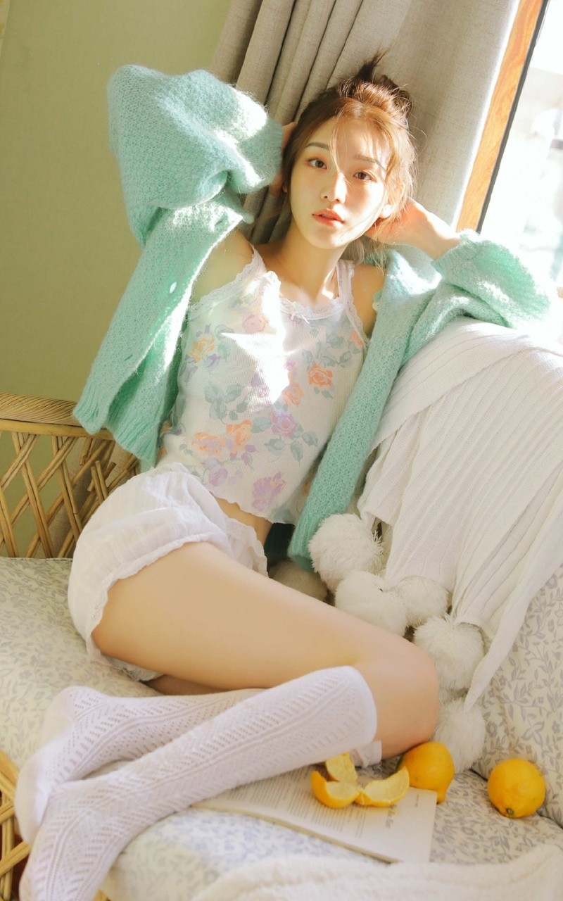 丸子头小姐姐白丝美腿居家写真  第11张