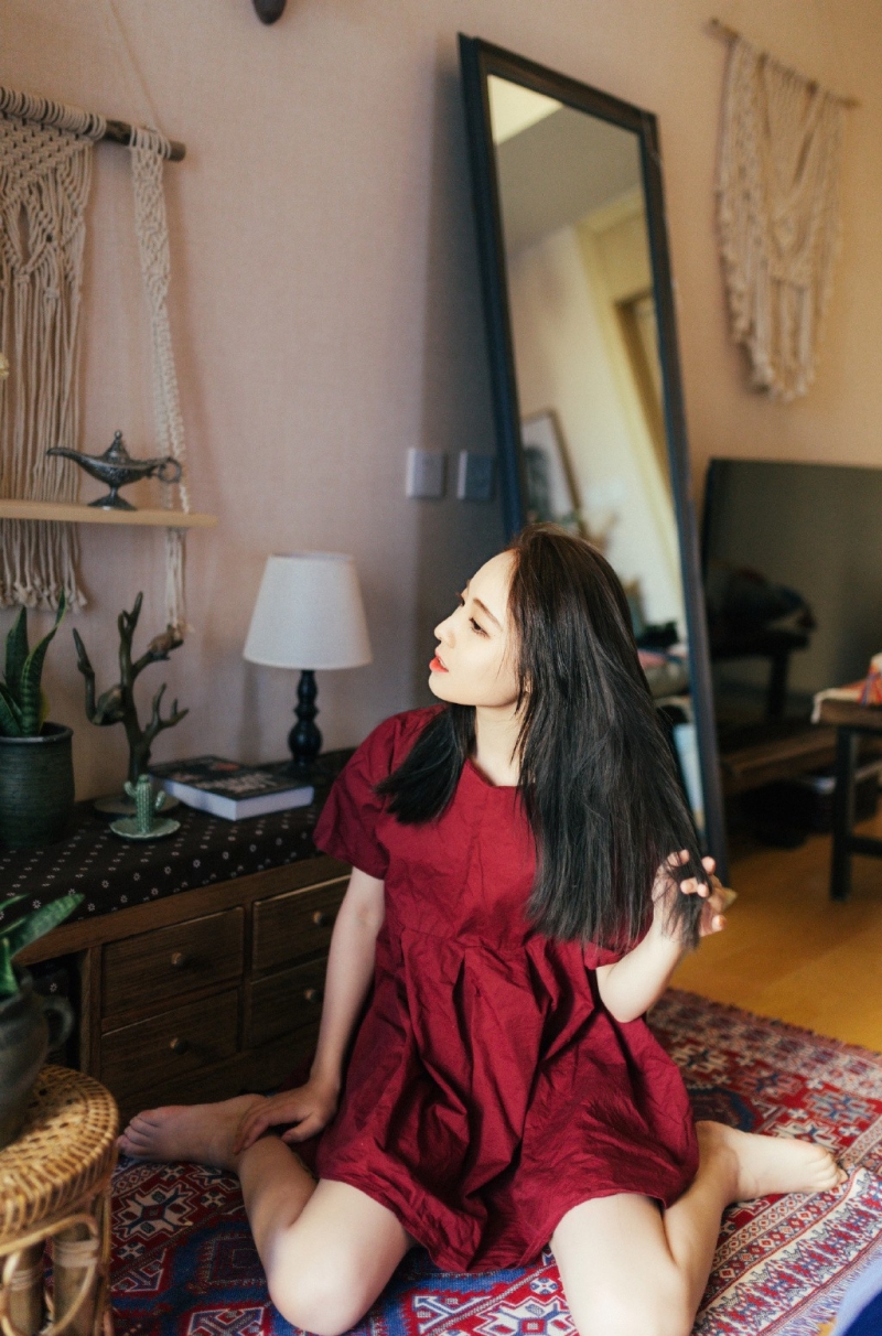 红裙美女美腿玉足室内个人写真  第1张