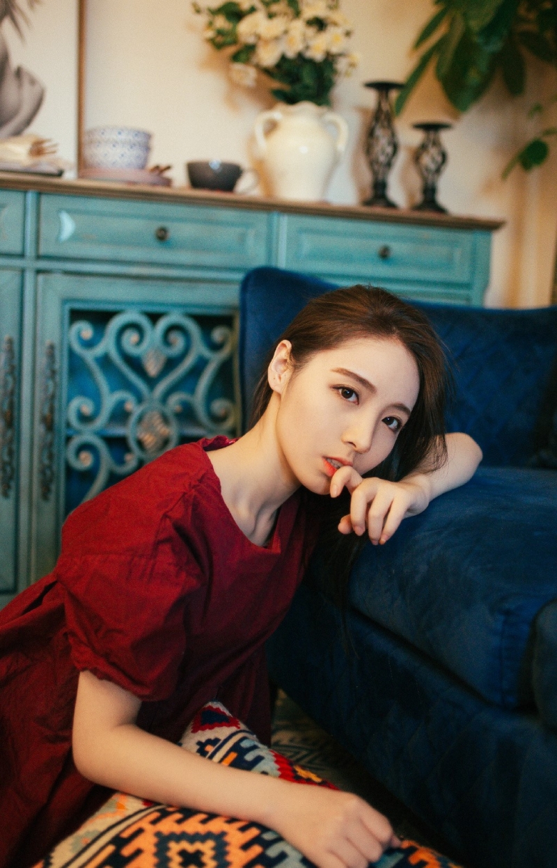红裙美女美腿玉足室内个人写真  第8张