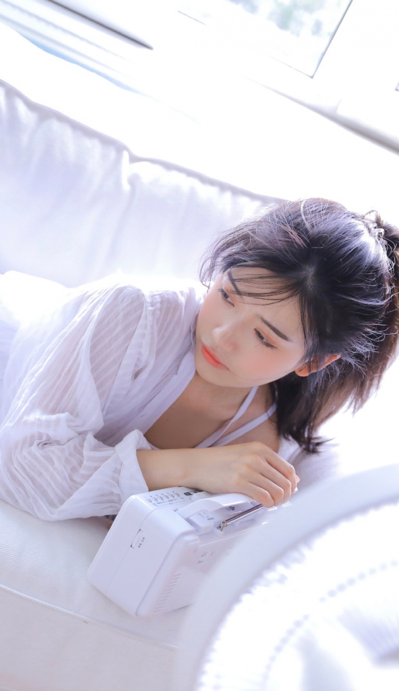 单马尾美眉白皙大长腿私房写真  第2张