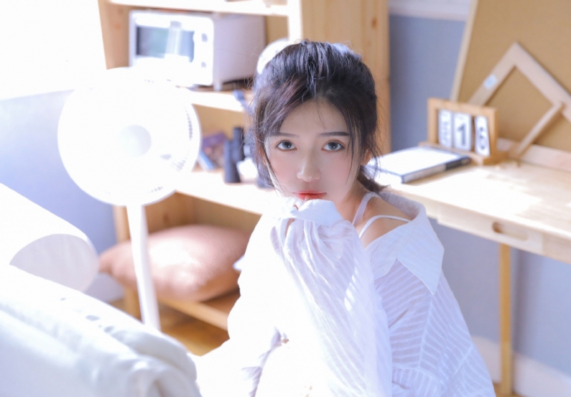 单马尾美眉白皙大长腿私房写真  第3张