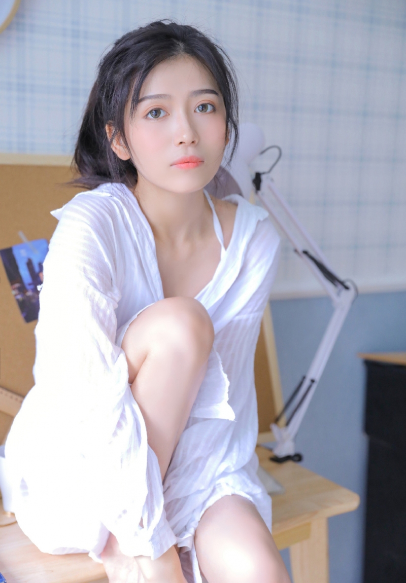 单马尾美眉白皙大长腿私房写真  第4张