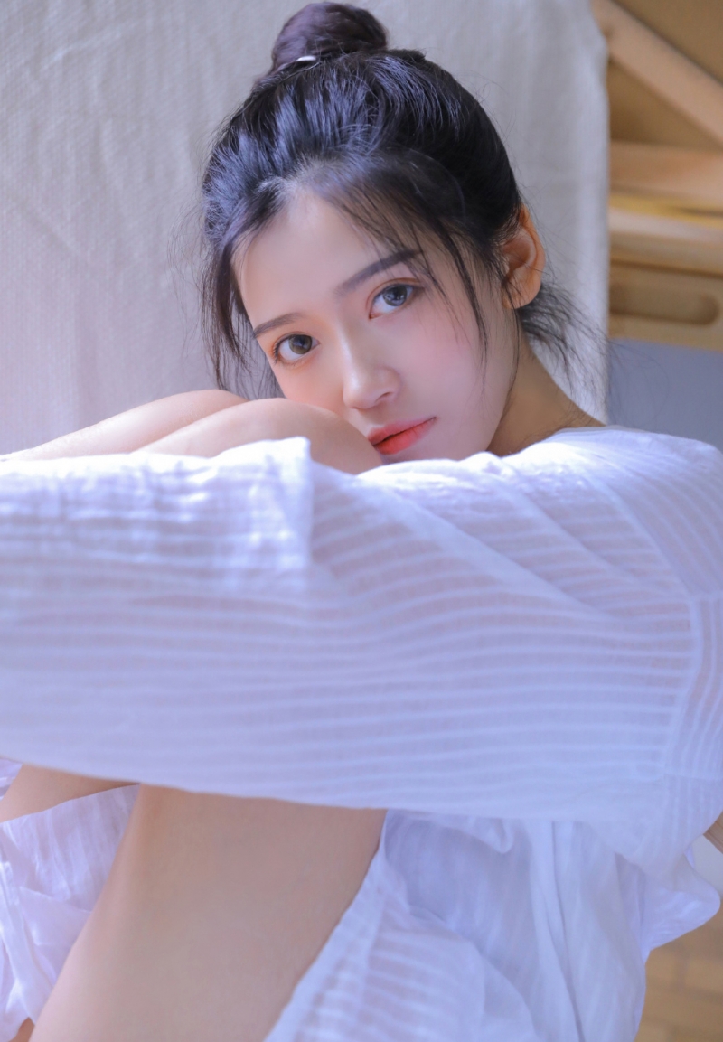 单马尾美眉白皙大长腿私房写真  第6张