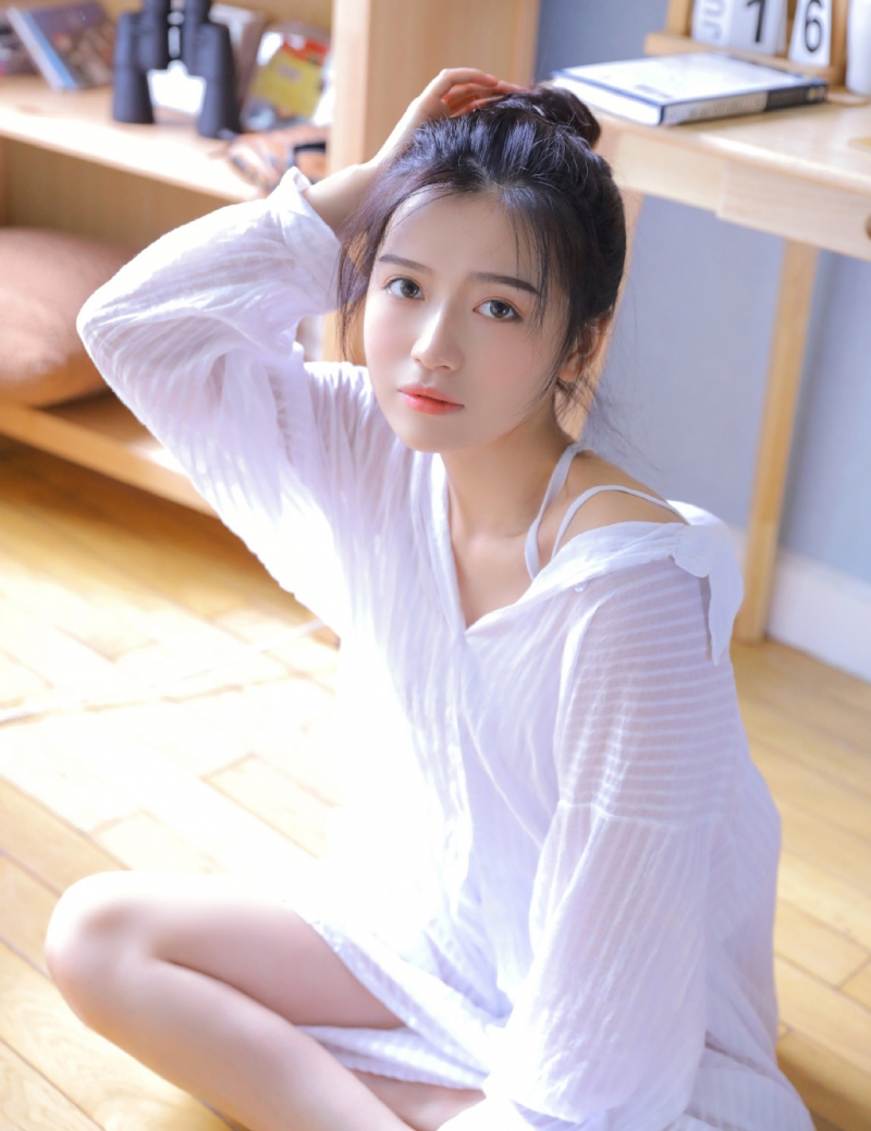 单马尾美眉白皙大长腿私房写真  第8张