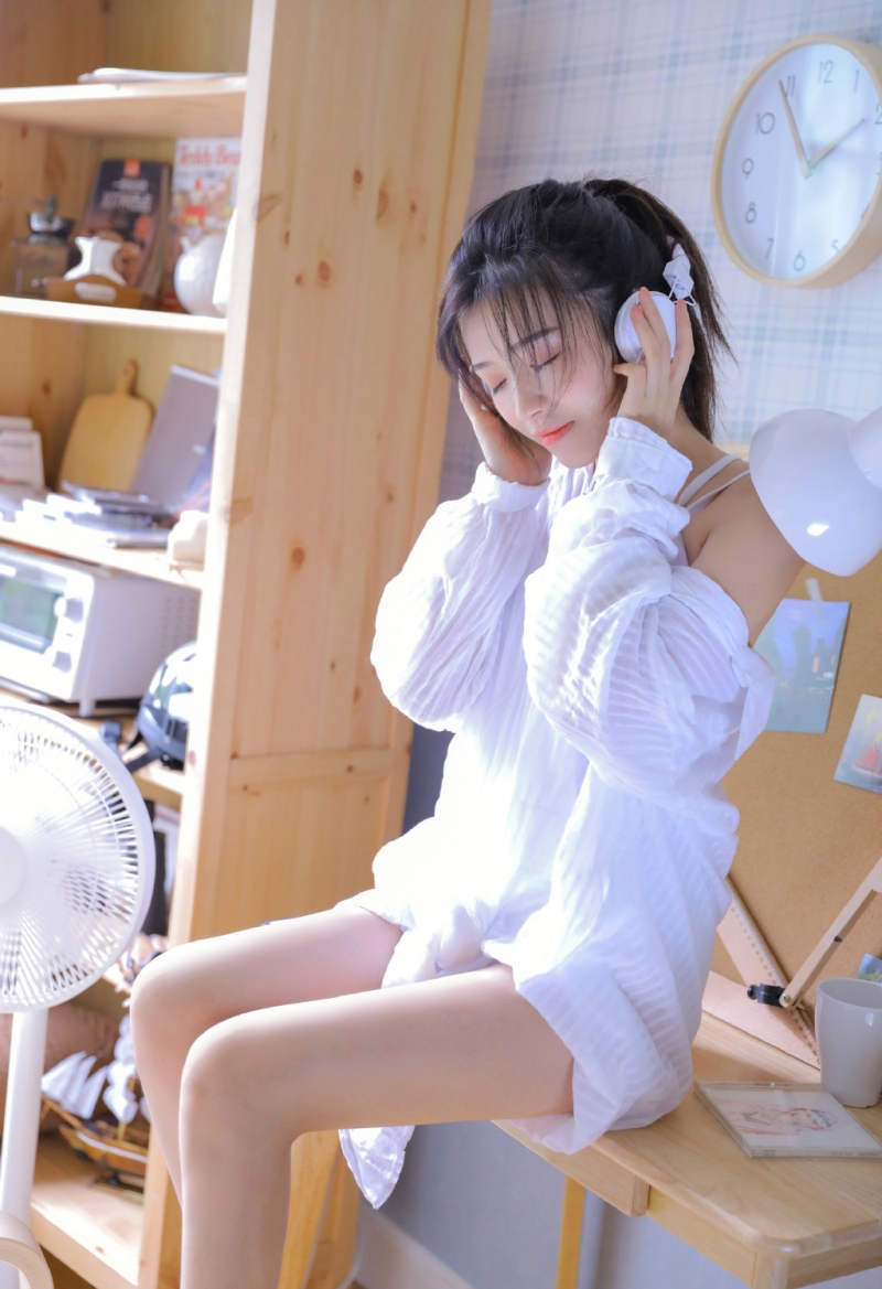 单马尾美眉白皙大长腿私房写真  第9张