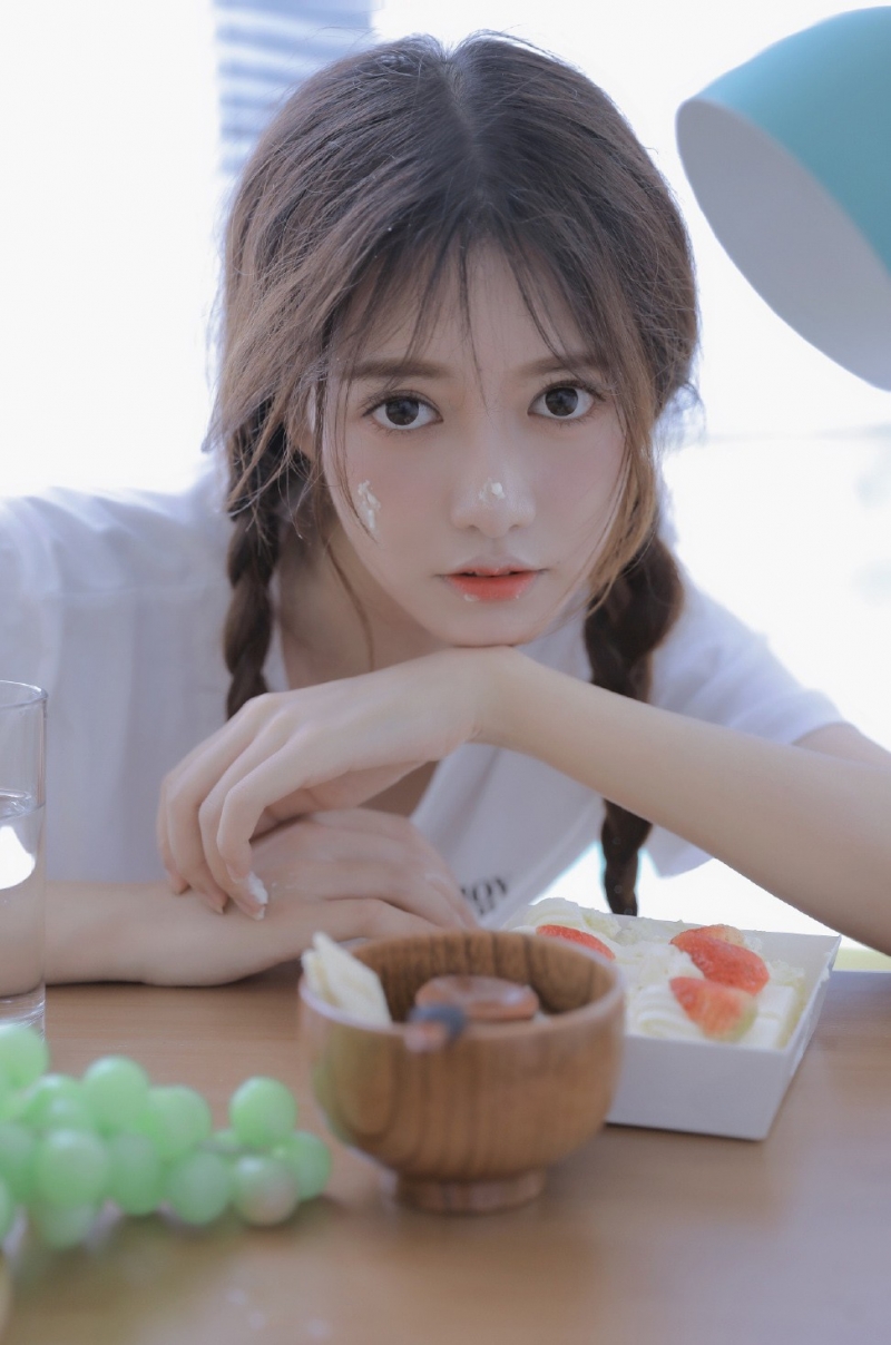 麻花辫萌妹子乖巧文静居家写真  第1张