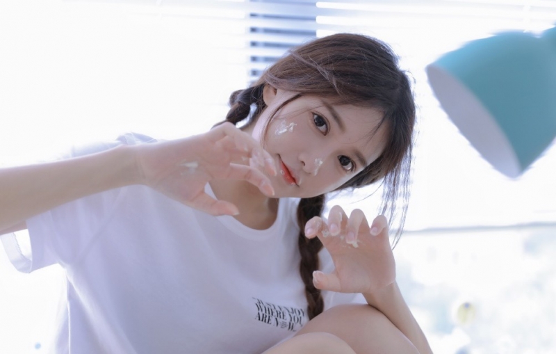 麻花辫萌妹子乖巧文静居家写真  第2张