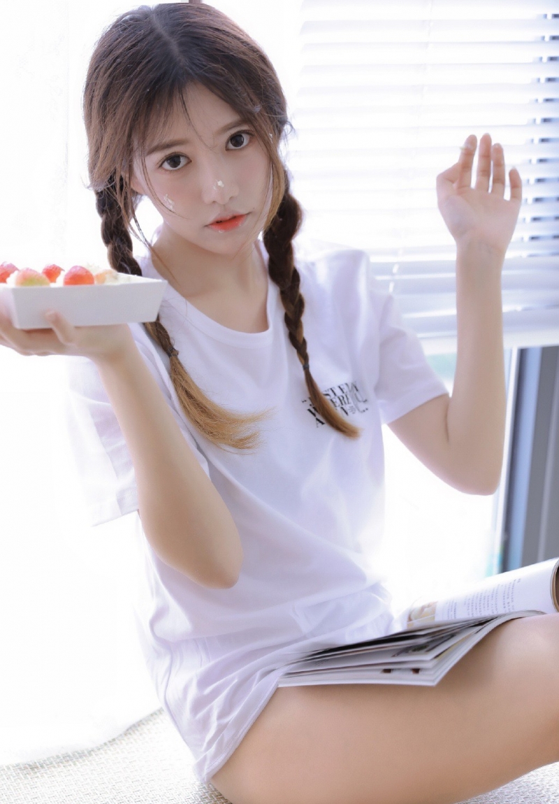 麻花辫萌妹子乖巧文静居家写真  第3张