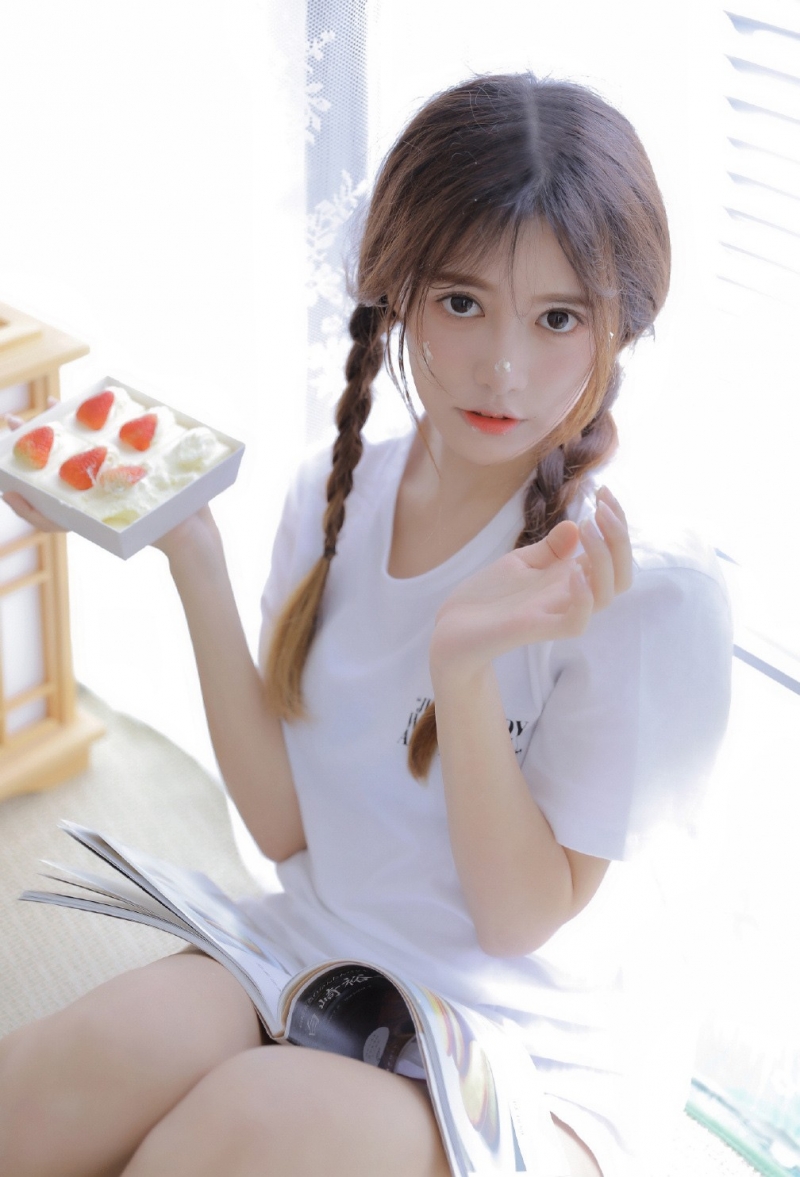 麻花辫萌妹子乖巧文静居家写真  第5张