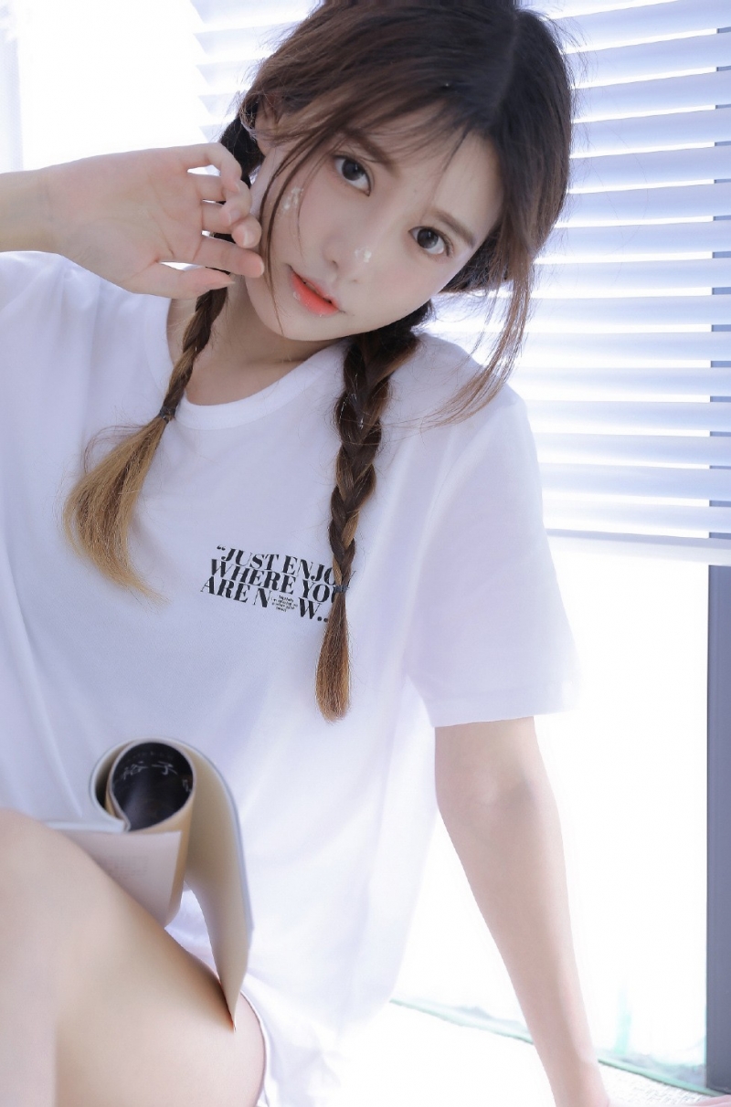 麻花辫萌妹子乖巧文静居家写真  第6张