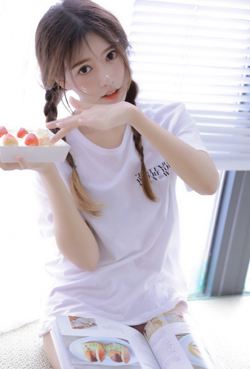 麻花辫萌妹子乖巧文静居家写真  第7张