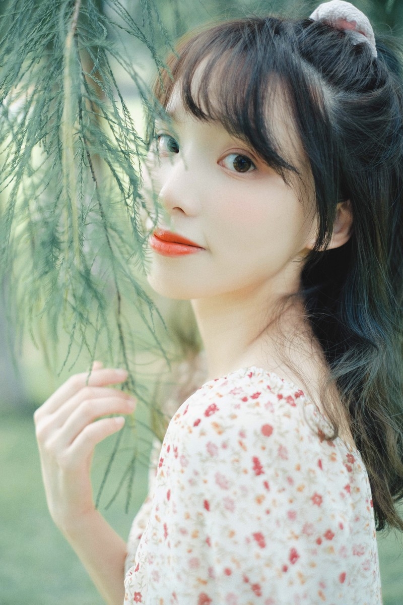 碎花连衣裙小姐姐红唇雪肤写真  第7张