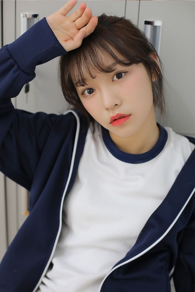校园美女运动短裤白丝美腿写真  第3张
