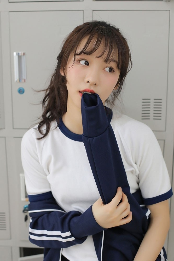校园美女运动短裤白丝美腿写真  第4张