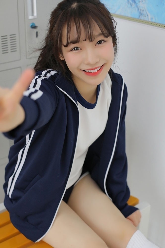 校园美女运动短裤白丝美腿写真  第5张