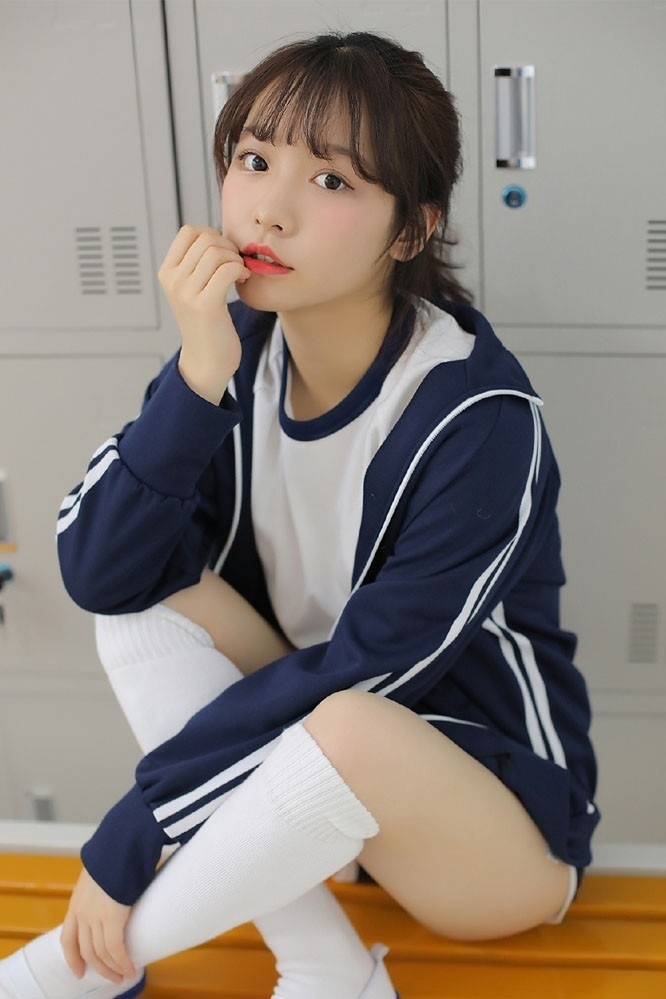 校园美女运动短裤白丝美腿写真  第6张