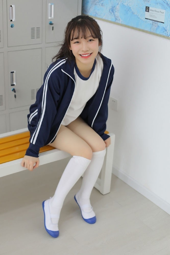校园美女运动短裤白丝美腿写真  第8张