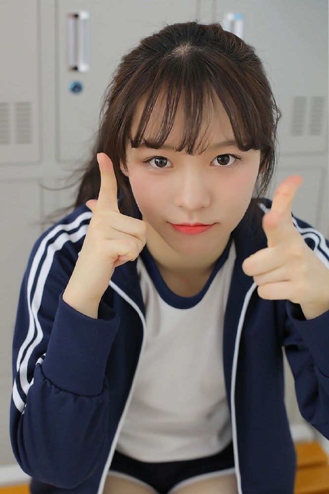 校园美女运动短裤白丝美腿写真  第9张