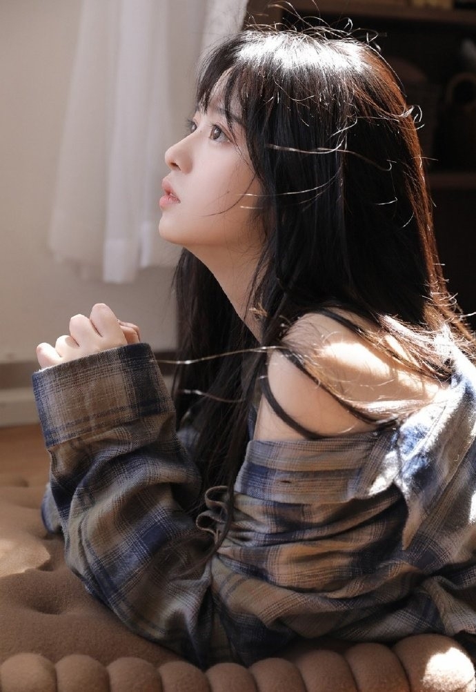 衬衫美女修长美腿香肩诱惑写真  第1张