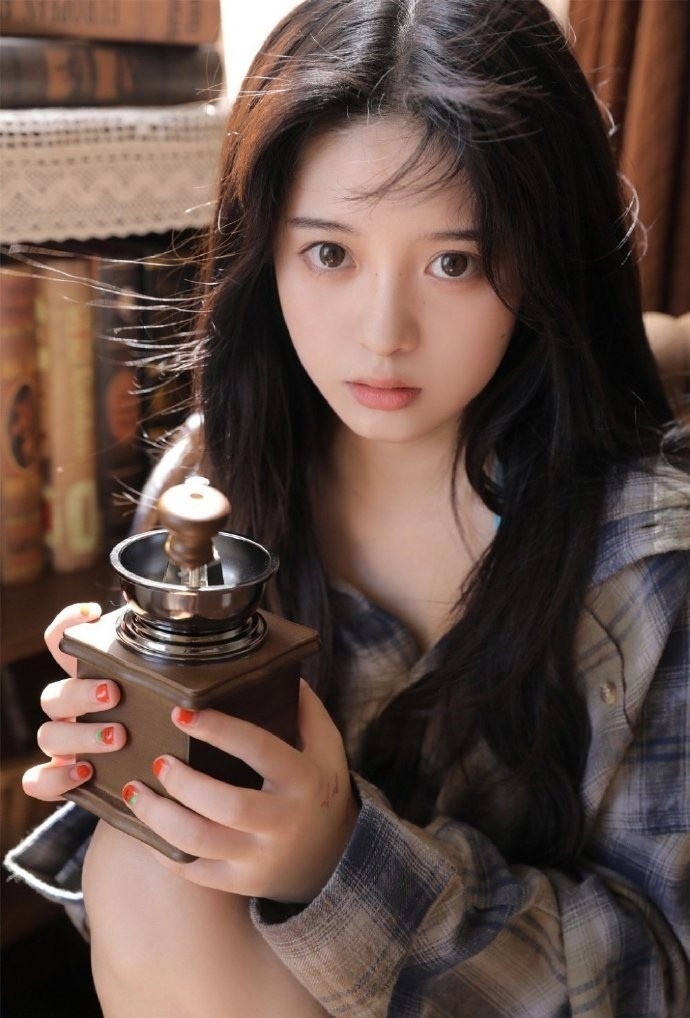 衬衫美女修长美腿香肩诱惑写真  第2张