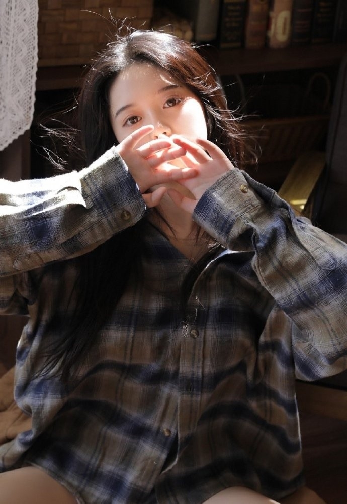 衬衫美女修长美腿香肩诱惑写真  第4张
