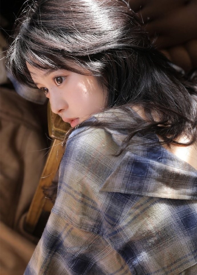 衬衫美女修长美腿香肩诱惑写真  第6张