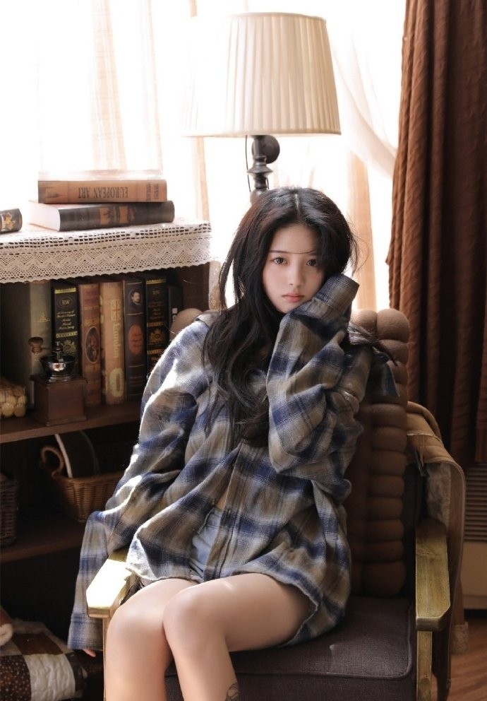 衬衫美女修长美腿香肩诱惑写真  第7张