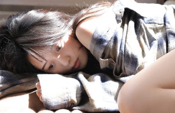 衬衫美女修长美腿香肩诱惑写真  第8张
