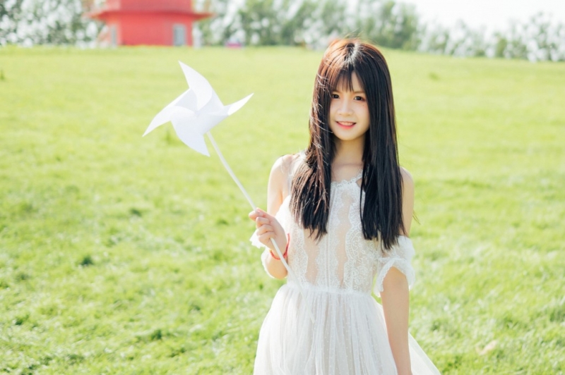白裙美女长发飘飘清新唯美写真  第1张