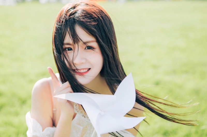 白裙美女长发飘飘清新唯美写真  第2张