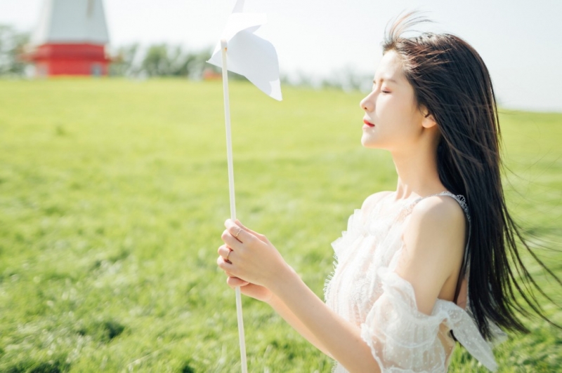 白裙美女长发飘飘清新唯美写真  第3张