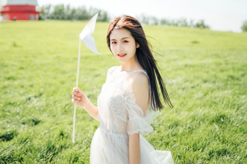 白裙美女长发飘飘清新唯美写真  第4张