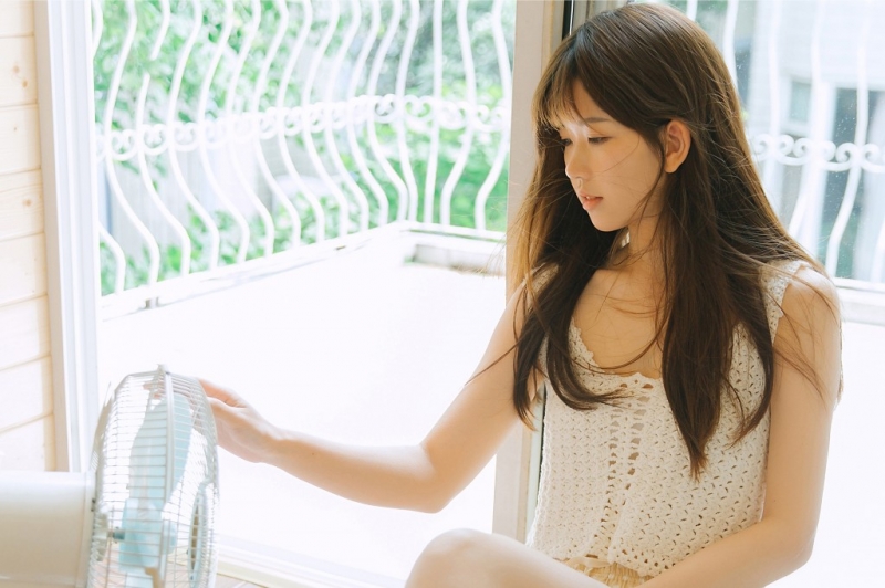 白裙美女长发飘飘清新唯美写真  第5张